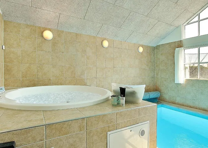 Luxury House With Pool בית נופש