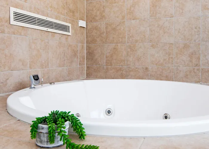 Luxury House With Pool בית נופש *